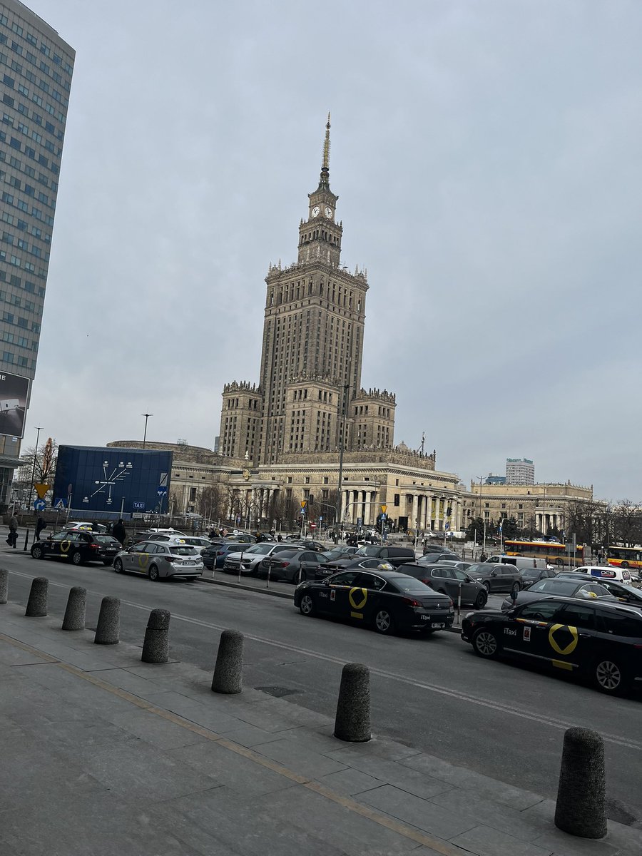 majbookzone's tweet photo. mój ulubiony widok po wyjściu z dworca https://t.co/NB9aRb9wmX