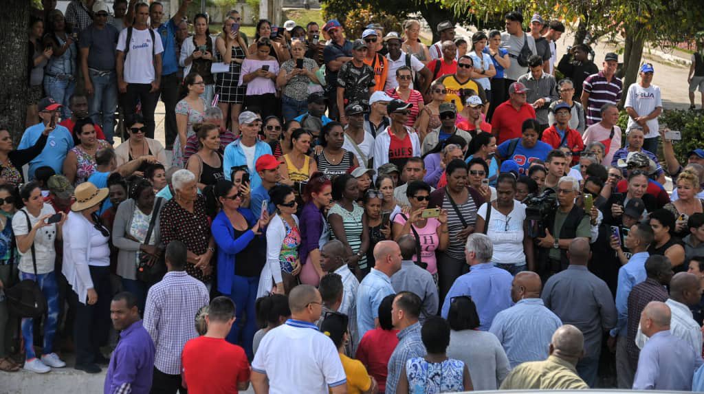 DiazCanelB's tweet photo. Estuvimos este jueves en Quemado de Güines, Corralillo y Santo Domingo, como parte de los recorridos que estamos haciendo a todos los municipios del país. 

Analizar problemas, impulsar soluciones y dialogar con nuestro pueblo son esencias de las visitas.

https://t.co/QKsj4P2r60 https://t.co/PEcUEYtJIB