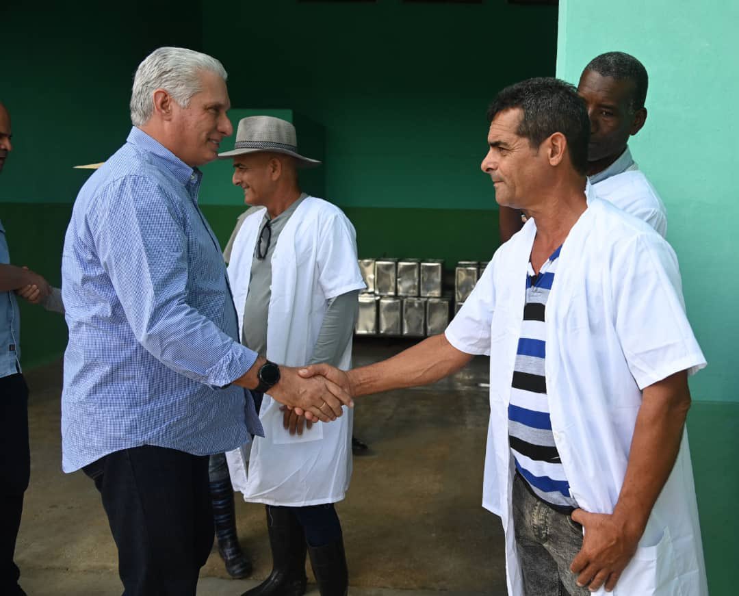 Estuvimos este jueves en Quemado de Güines, Corralillo y Santo Domingo, como parte de los recorridos que estamos haciendo a todos los municipios del país. 

Analizar problemas, impulsar soluciones y dialogar con nuestro pueblo son esencias de las visitas.

presidencia.gob.cu/es/noticias/la…