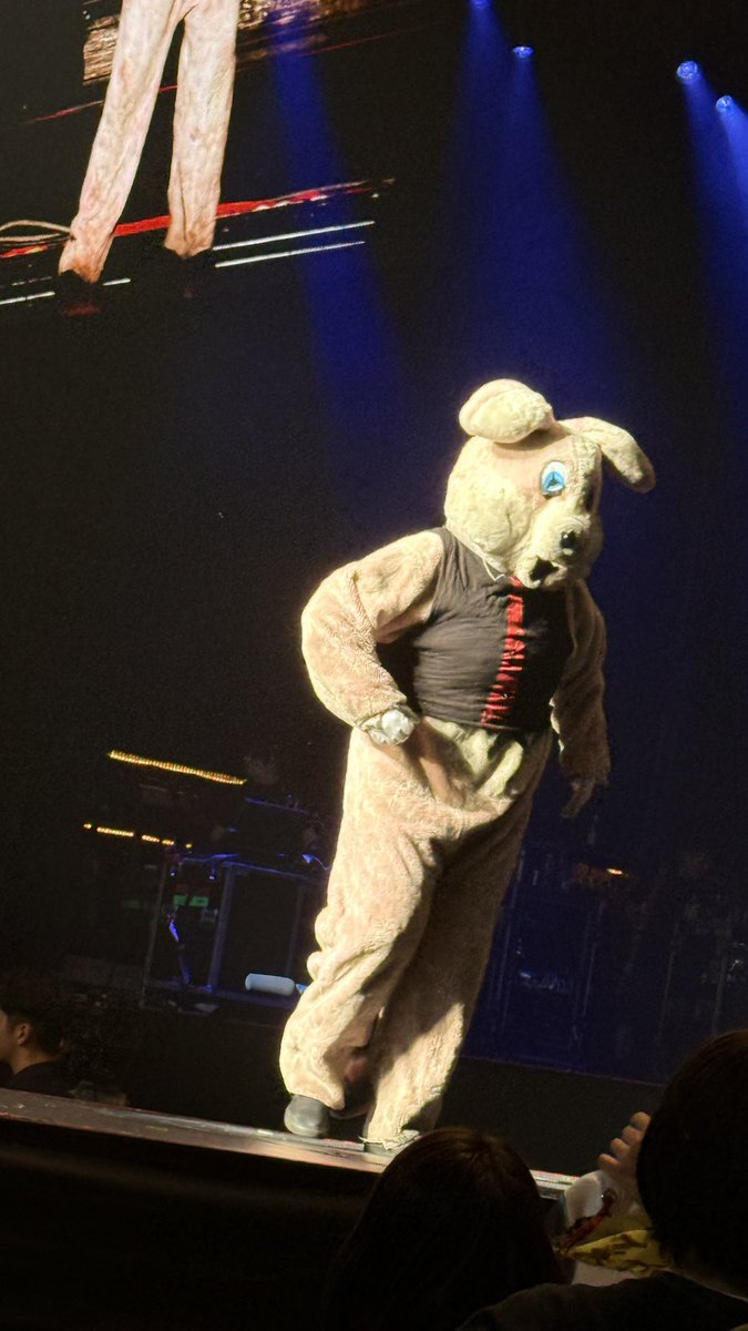 heartwin10's tweet photo. 15年待ったGREEN DAY。
動画はほぼ撮らずしっかり目に焼き付けました。
マジで楽しかった。
ずっと憧れてたビリーカッコ良すぎた､､､､
ピックは死ぬまで大事にして死んだら一緒に納骨します。 https://t.co/XaYtgoFmVV