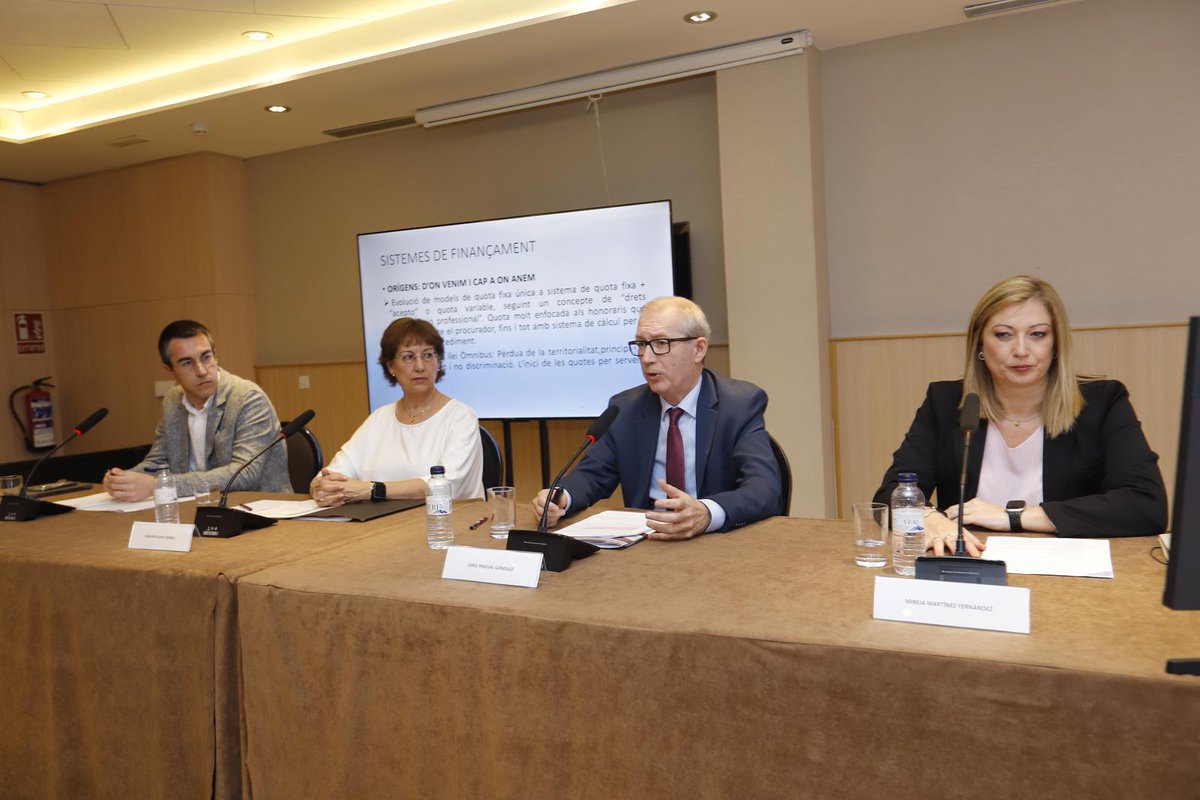 procuradorscat's tweet photo. 3️⃣La 3a taula de la jornada, moderada per 𝐋𝐥𝐮𝐢́𝐬 𝐀𝐮𝐝𝐢́, degà de l’𝐈𝐥·𝐥𝐮𝐬𝐭𝐫𝐞 𝐂𝐨𝐥·𝐥𝐞𝐠𝐢 𝐝𝐞 𝐏𝐫𝐨𝐜𝐮𝐫𝐚𝐝𝐨𝐫𝐬 𝐝𝐞 𝐓𝐨𝐫𝐭𝐨𝐬𝐚, ha estat dedicada al sistema de finançament dels Col·legis.
#jornadaprocuradorscat https://t.co/Ja0E2D2Led