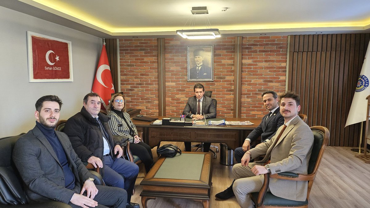 AKPartiSisli's tweet photo. İlçe başkan yardımcılarımız, Yönetim kurulu üyelerimiz ve Gençlik kolları başkanımızla Şişli İlçe Emniyet müdürümüz Serkan Gömce bey'i ziyaret ettik.

Nazik misafirperverliği için Teşekkür ediyor, çalışmalarında başarılar diliyoruz.

@akpartiistanbul
@abdullahozdemir 
@srkplt https://t.co/3CLACqJcTm