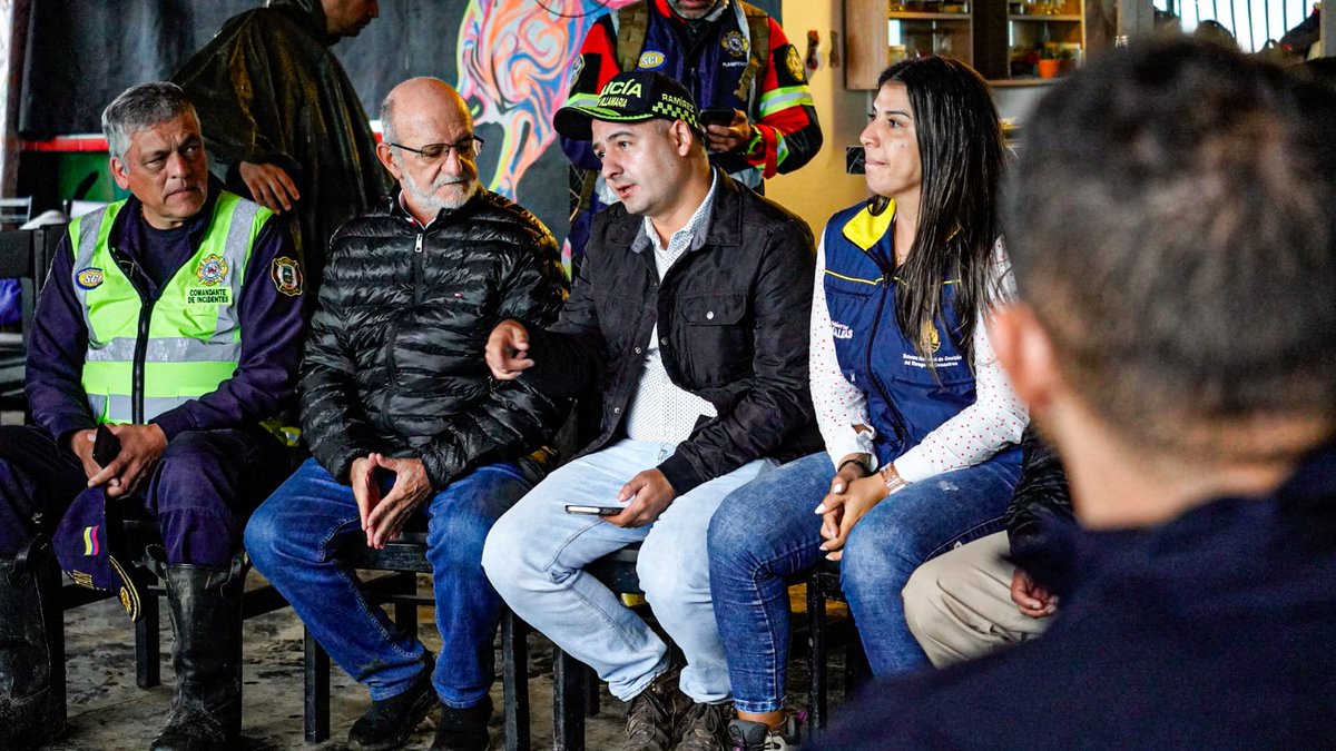 Desde el Puesto de Mando Unificado en #Villamaría seguimos trabajando sin descanso por las familias afectadas.

✔️ Garantizamos la seguridad en la zona.
✔️ Aseguramos subsidios de arrendamiento para quienes lo han perdido todo.
✔️ Continuaremos entregando ayudas humanitarias