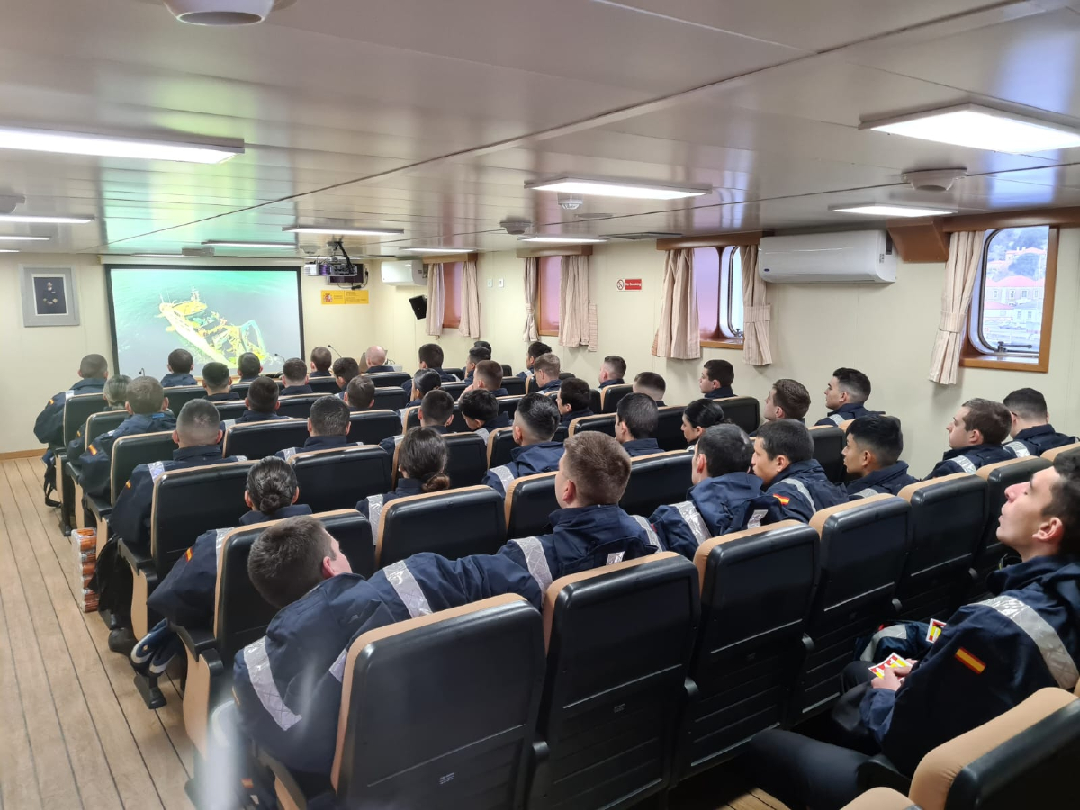 Armada_esp's tweet photo. El buque escuela de cooperación pesquera #Intermares se hace a la mar con los marineros alumnos de la escuela de especialidades #AntoniodeEscaño, en una jornada de navegación que materializa el bautismo de mar para nuestros futuros marinos.
#SomosLaArmada⚓🇪🇸 https://t.co/iSWTvJNtDz