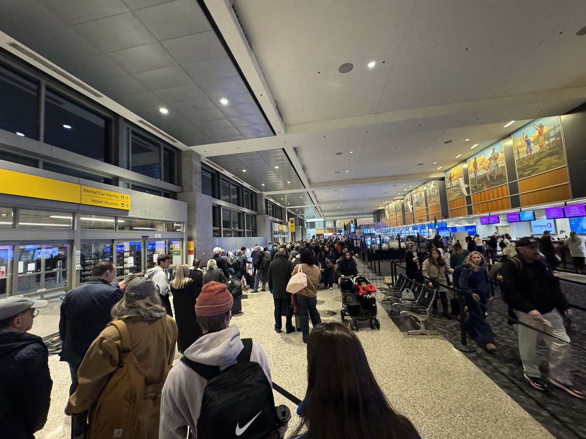MattGrantKXAN's tweet photo. Heads up: Busy travel morning at Austin-Bergstrom. Lines forming at back of airport. With PreCheck, it took me from 6:25-7a to get through security. Several people worried about missing flights. “Is it always like this?,” someone asked. “It’s feast or famine,” a traveler replied. https://t.co/w0Jy0Ny0hH