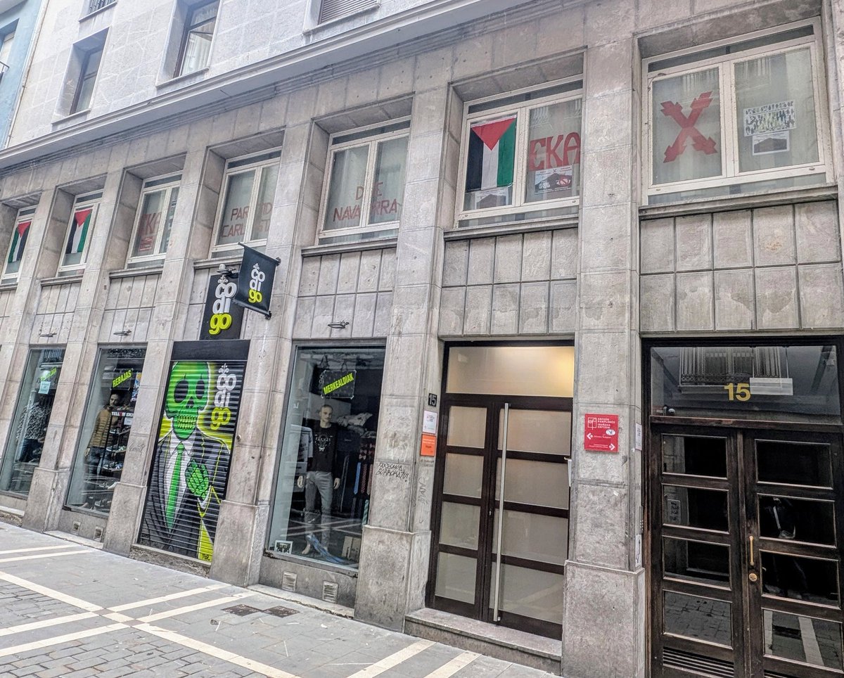 TChunidos's tweet photo. Estamos en Pamplona -Iruña. Nos hemos acercado a la sede del #PartidoCarlista para pedir al Secretario General Federal, JL Ibañez que convoque el Consejo Federal de Dirección que no convoca desde hace más de dos años.
No hemos encontrado a nadie.
#Carlismo #LevantateYanda https://t.co/w1VQMMVMNT