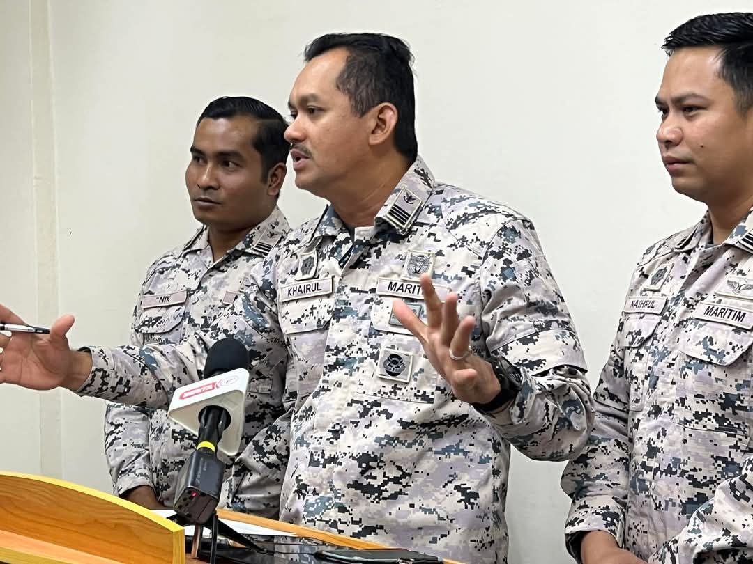 mynewshub's tweet photo. TUJUH WARGA INDONESIA DITAHAN KETIKA LEKA CEROBOH PELANTAR MINYAK

KUALA TERENGGANU, 21 Februari – Agensi Penguatkuasaan Maritim Malaysia(Maritim Malaysia) Negeri Terengganu berjaya menggagalkan cubaan menceroboh serta mencuri di sebuah pelantar minyak tidak berpenghuni di perairan Terengganu, pada Khamis. 

Pengarah Maritim Negeri Terengganu, Kepten Maritim Mohd Khairulanuar AbdulMajid berkata, Pusat Operasi Maritim Negeri Terengganu (PUSOP) menerima maklumat dari Petronas Security Group berkaitan kejadian pencerobohan sebuah pelantar minyak tidak berpenghuni di lapangan Tembikai (CPP TEMBIKAI) di kedudukan 77 Batu Nautika Timur Kuala Terengganu sekitar pukul 1.30 tengahari, pada hari Rabu. 

Menurut maklumat yang diterima, kru operasi pelantar telah mengesan sertamenemui tanda-tanda pelantar diceroboh serta telah melihat kelibat seseorang sedang bersembunyi di bilik janakuasa ketika melaksanakan pemeriksaan rutin. 

Bertindak atas aduan, KM RAWA yang sedang dalam penugasan Op IMAN telah diaturgerak ke lokasi. 

KM RAWA tiba di lokasi pada jam 9 malam Rabu dan melakukan pemantauan fizikaldi kawasan pelantar. 

Berikutan keadaan gelap serta ombak kuat yang boleh mendatangkan bahaya kepada anggota, pasukan menggeledah bersama kru operasi pelantar akhirnya berjaya menaiki pelantar pada pagi Khamis sekitar jam11.30 pagi. 

Pemeriksaan ke atas pelantar minyak oleh pasukan menggeledah KM RAWA menemukan kesan-kesan kabel yang telah dipotong, bateri yang telah dilonggokkan, bekas-bekas makanan serta peralatan yang digunakan seperti pemotong kabel, set spanar serta tali. 

Keadaan di pelantar juga berselerak akibat dibongkar. 

Penggeledahan lanjut akhirnya berjaya menemui tujuh suspek warganegara Indonesia berusia antara 25 hingga 45 tahun sedang bersembunyi di ruang ventilasi pelantar minyak tersebut. 

Kesemua suspek berjaya ditahan dan dipindahkan ke KM RAWA serta dibawa keJeti Maritim Negeri Terengganu untuk siasatan lanjut. 

Hasil soal siasat awal mendapati kesemua suspek dihantar ke pelantar tersebut menggunakan sebuah bot, namun bot tersebut melarikan diri sebaik melihat kehadiran kapal yang membawa kru operasi pelantar. Kes disiasat di bawah Seksyen 378 Kanun Keseksaan.

Sumber 
APMM