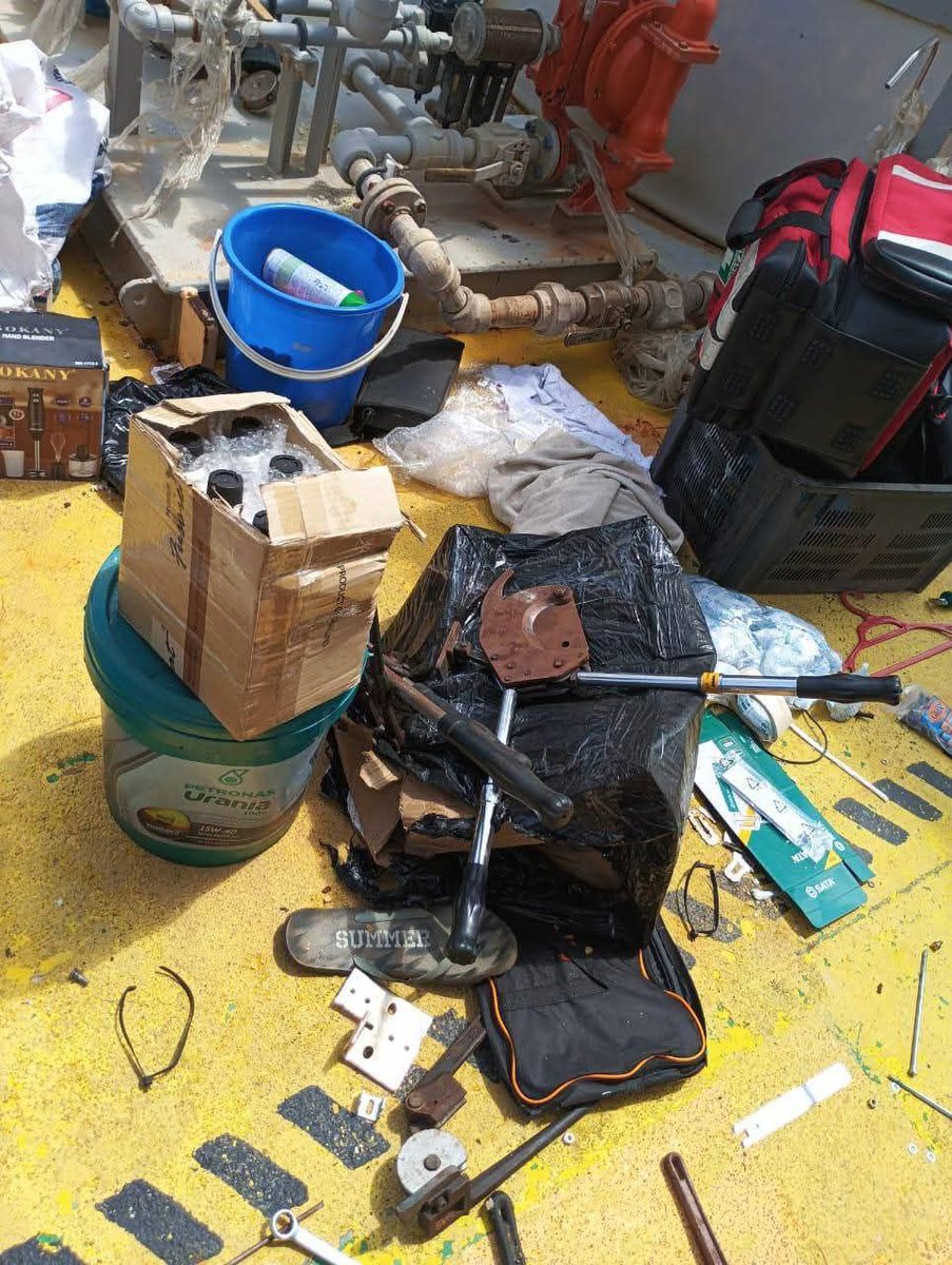 mynewshub's tweet photo. TUJUH WARGA INDONESIA DITAHAN KETIKA LEKA CEROBOH PELANTAR MINYAK

KUALA TERENGGANU, 21 Februari – Agensi Penguatkuasaan Maritim Malaysia(Maritim Malaysia) Negeri Terengganu berjaya menggagalkan cubaan menceroboh serta mencuri di sebuah pelantar minyak tidak berpenghuni di perairan Terengganu, pada Khamis. 

Pengarah Maritim Negeri Terengganu, Kepten Maritim Mohd Khairulanuar AbdulMajid berkata, Pusat Operasi Maritim Negeri Terengganu (PUSOP) menerima maklumat dari Petronas Security Group berkaitan kejadian pencerobohan sebuah pelantar minyak tidak berpenghuni di lapangan Tembikai (CPP TEMBIKAI) di kedudukan 77 Batu Nautika Timur Kuala Terengganu sekitar pukul 1.30 tengahari, pada hari Rabu. 

Menurut maklumat yang diterima, kru operasi pelantar telah mengesan sertamenemui tanda-tanda pelantar diceroboh serta telah melihat kelibat seseorang sedang bersembunyi di bilik janakuasa ketika melaksanakan pemeriksaan rutin. 

Bertindak atas aduan, KM RAWA yang sedang dalam penugasan Op IMAN telah diaturgerak ke lokasi. 

KM RAWA tiba di lokasi pada jam 9 malam Rabu dan melakukan pemantauan fizikaldi kawasan pelantar. 

Berikutan keadaan gelap serta ombak kuat yang boleh mendatangkan bahaya kepada anggota, pasukan menggeledah bersama kru operasi pelantar akhirnya berjaya menaiki pelantar pada pagi Khamis sekitar jam11.30 pagi. 

Pemeriksaan ke atas pelantar minyak oleh pasukan menggeledah KM RAWA menemukan kesan-kesan kabel yang telah dipotong, bateri yang telah dilonggokkan, bekas-bekas makanan serta peralatan yang digunakan seperti pemotong kabel, set spanar serta tali. 

Keadaan di pelantar juga berselerak akibat dibongkar. 

Penggeledahan lanjut akhirnya berjaya menemui tujuh suspek warganegara Indonesia berusia antara 25 hingga 45 tahun sedang bersembunyi di ruang ventilasi pelantar minyak tersebut. 

Kesemua suspek berjaya ditahan dan dipindahkan ke KM RAWA serta dibawa keJeti Maritim Negeri Terengganu untuk siasatan lanjut. 

Hasil soal siasat awal mendapati kesemua suspek dihantar ke pelantar tersebut menggunakan sebuah bot, namun bot tersebut melarikan diri sebaik melihat kehadiran kapal yang membawa kru operasi pelantar. Kes disiasat di bawah Seksyen 378 Kanun Keseksaan.

Sumber 
APMM