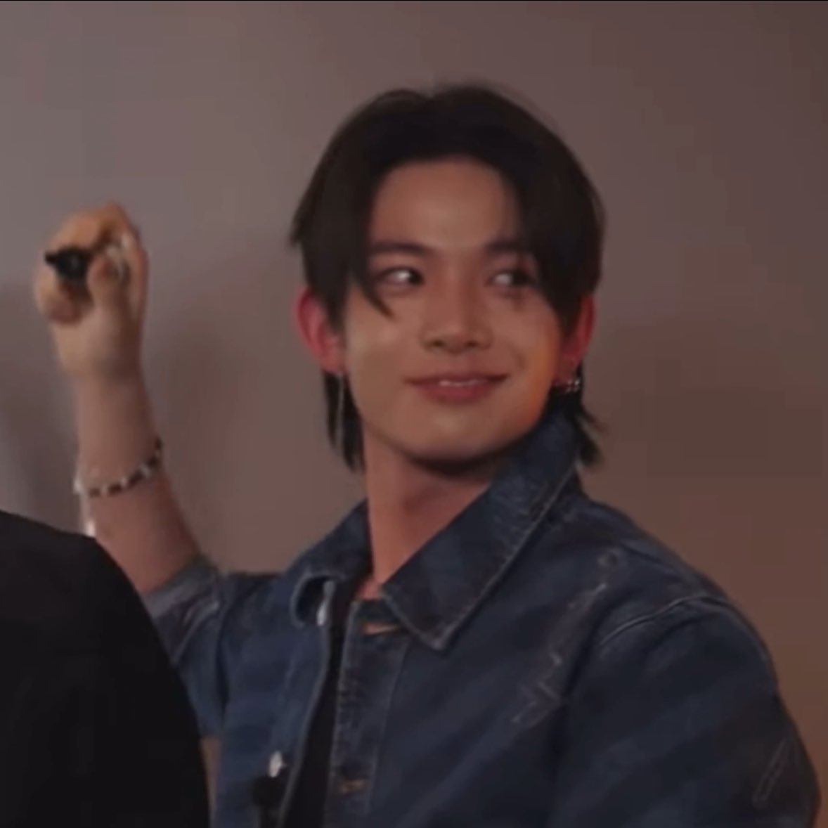 lhslovespace's tweet photo. heeseung why are you so cute??????? https://t.co/pICpWQRwxf