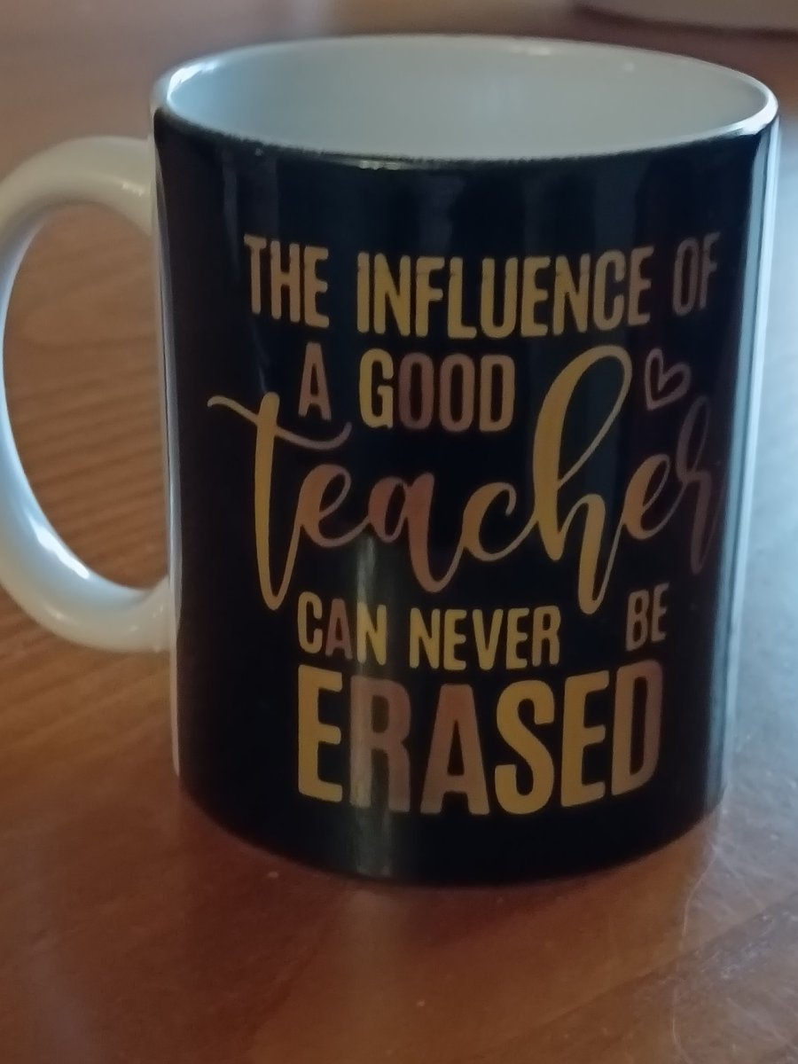 tistaramos's tweet image. David Bowie cantaba &quot;We can be heroes just for one day&quot;. Hoxe unha ex alumna veu polo centro a traerme este regalo.... E acordeime de Bowie. Just for one day...