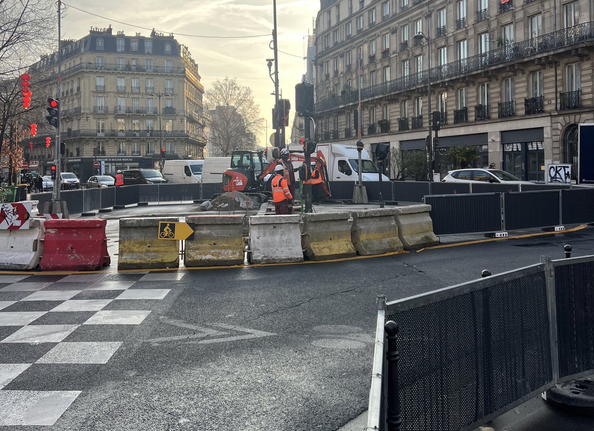 QsB75's tweet photo. Croisement Turbigo / Réaumur
👉 2022: travaux 
👉 2023: travaux 
👉2025: travaux
Ça ne s’arrête JAMAIS… https://t.co/9WfSGoJsDX