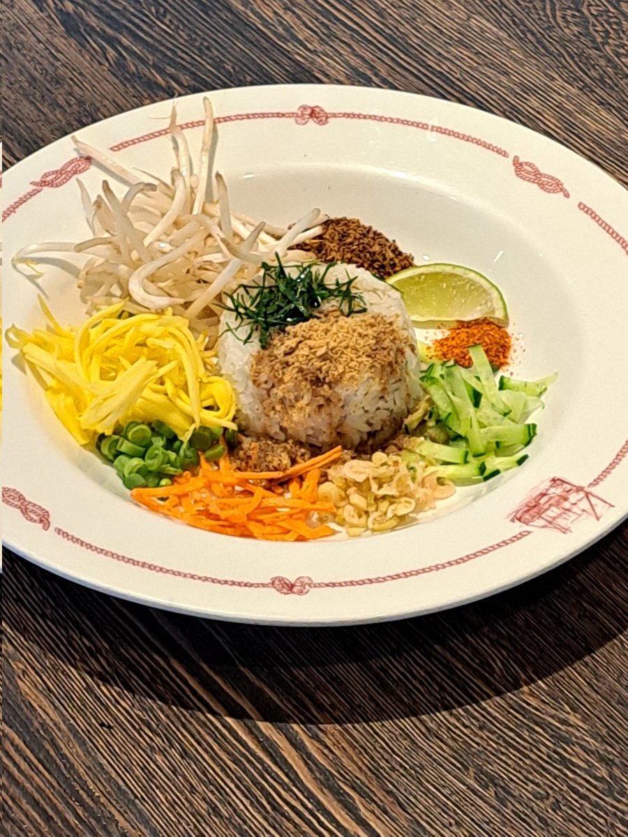chezlenk's tweet photo. The roots of CowYum trace back to the deep south of Thailand, particularly in the provinces of Pattani, Yala, and Narathiwat. The name, Cow (ข้าว) meaning rice and Yum (ยำ) meaning salad, gives a simple yet accurate description of what the dish is a mixture centered around rice. https://t.co/NmbZWQTZl1