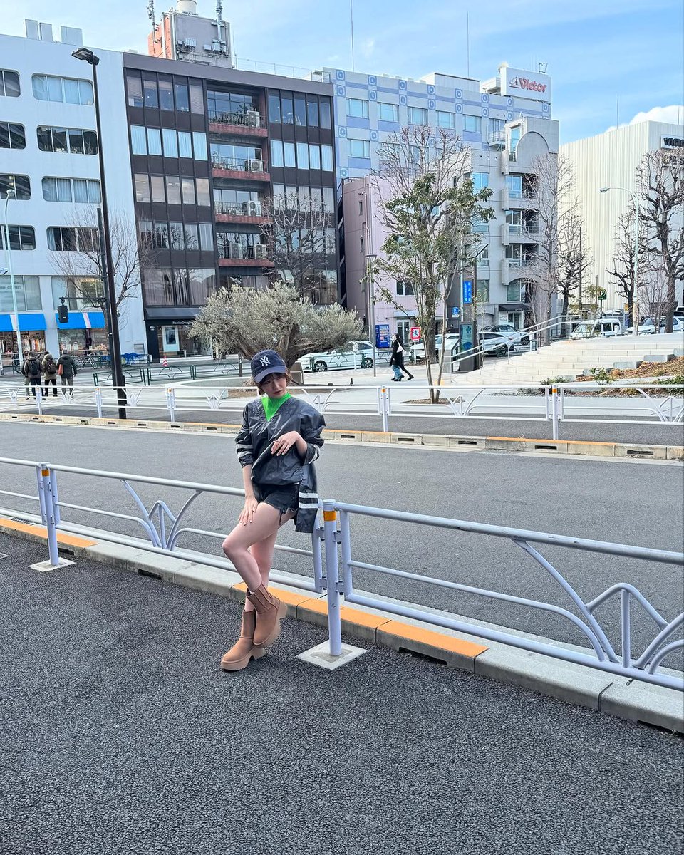 angel_raindrop's tweet photo. 「『THE NEW ERA BOOK Spring &amp; Summer2025』
『B-PASS』
Stay tuned🖤💚
#NewEa⁠ #MLB⁠ #ニューエラ
#morningmusume25 #モーニング娘25
#野中美希 #ちぇる 」
（モーニング娘。'25 野中美希 公式Instagram）
１枚目の写真、何も履いてないのかと思ってビビった… https://t.co/kcId7EYfNu
