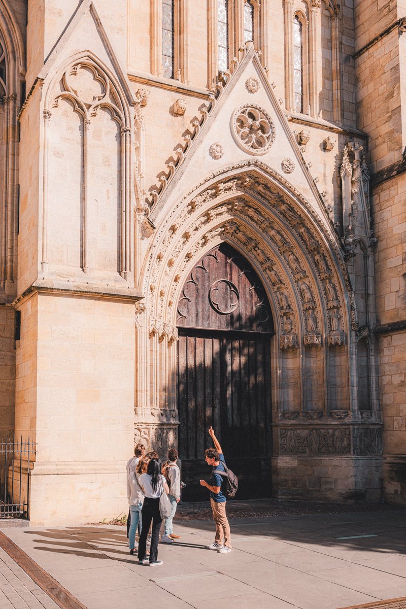 🧡 Bonne journée mondiale à nos guides conférenciers qui, chaque jour, font découvrir les trésors de notre ville avec passion, créativité et bonne humeur 🌞 📸 Teddy Verneuil #Bordeaux #Culture