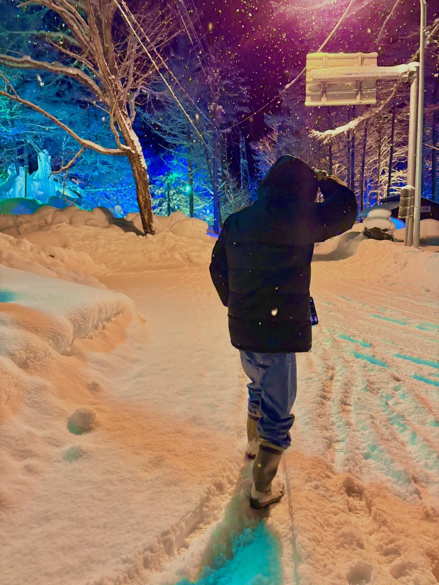 raisede____'s tweet photo. 高山の氷点下の森行ってきた❄️🫧 
氷もすごい綺麗だったけど雪が多くて
びっくり！！

ワークマンでスノーブーツ買って履いてって良かったぁ

あと絶対雪道運転出来ないなって思った笑 https://t.co/KFN8OcCbRn