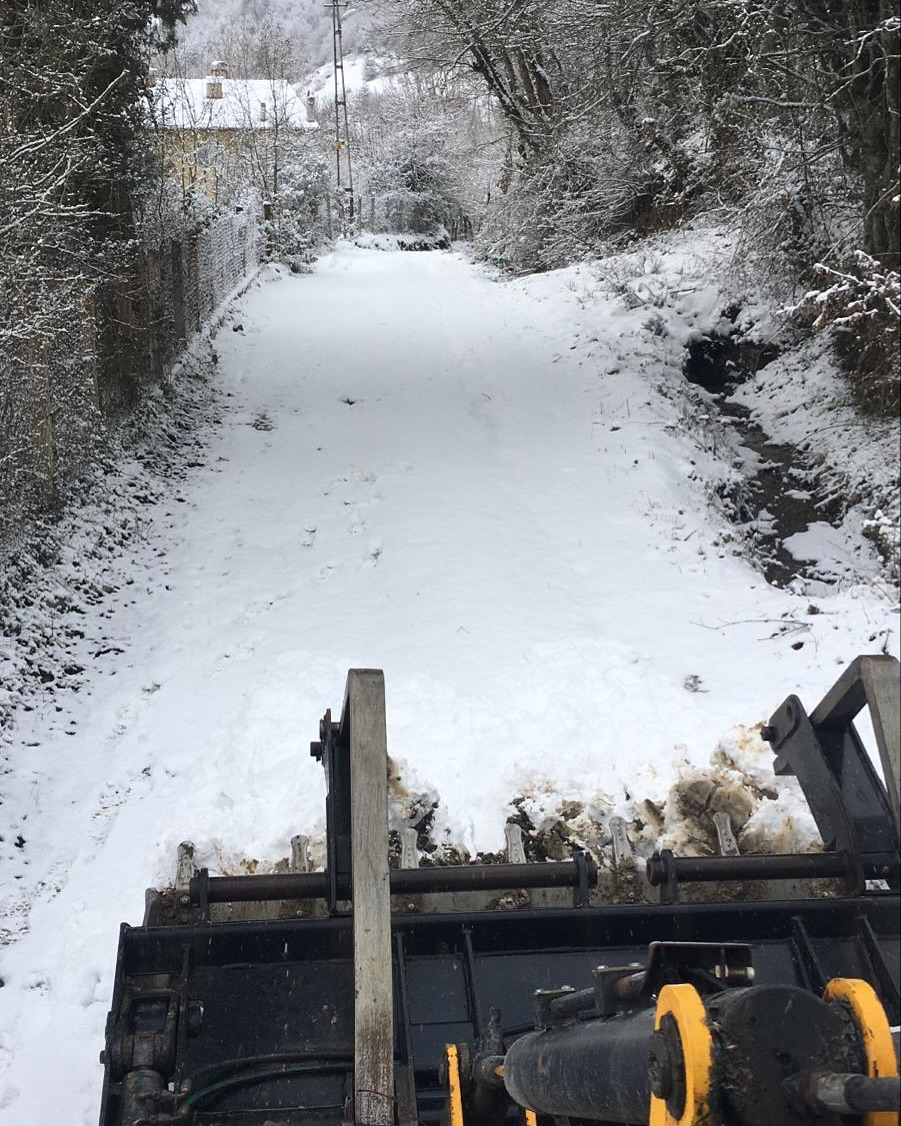 bartinulus's tweet photo. ❄️ Ulus ilçemizi etkisi altına alan kar yağışına karşı Ulus Belediyesi ekipleri Ulus genelinde ulaşımda aksamaları önlemek ve yayaların güvenliği için yol açma ve tuzlama çalışmalarını sürdürüyor. 🚜

@UlusBelediyesi 
@Hs31414946Hasan https://t.co/i3nbgrLc5I