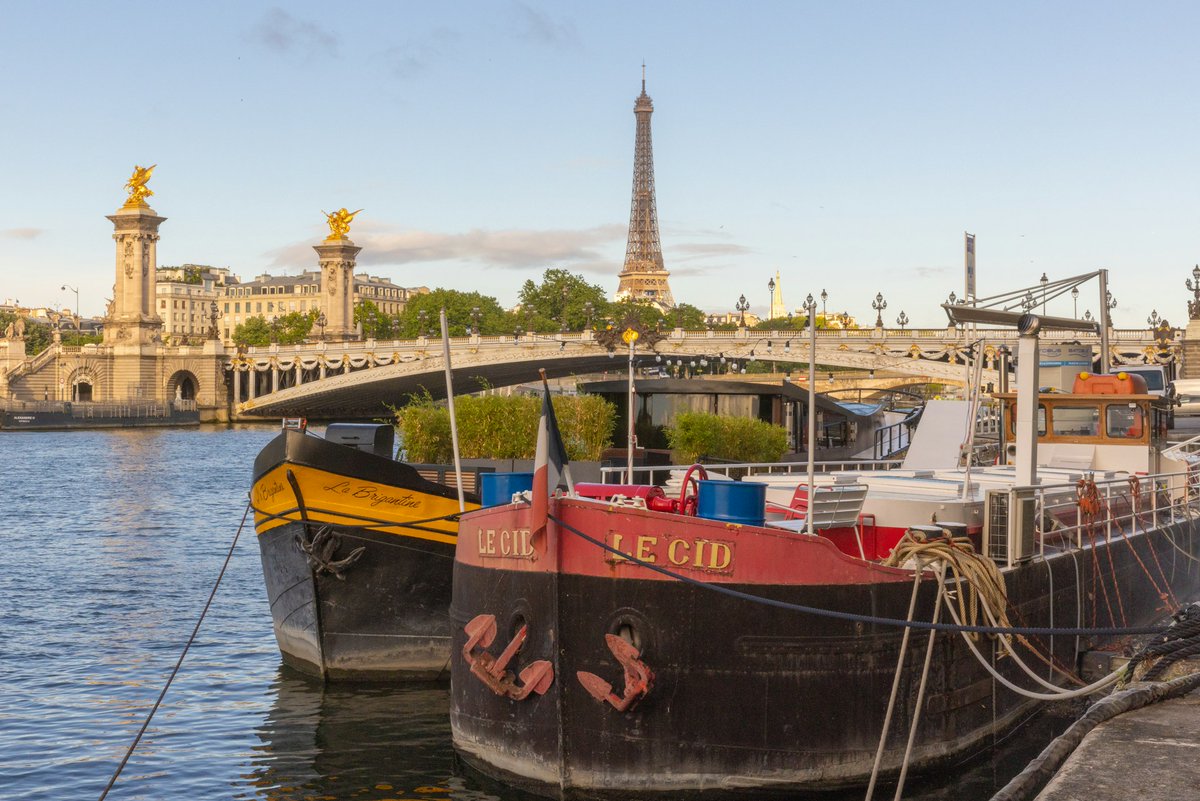 Happy Friday and bon week-end à tous! #Paris #Travel #FridayVibes #France #eiffeltower #Friday #Weekend #Architecture #Parisjetaime 📸 Randy Osteen 💖💞