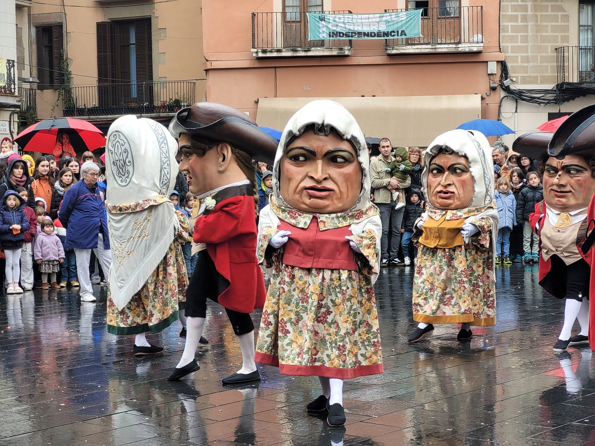 💫 La @FestadelaLlum s'ha celebrat avui a #Manresa sota una pluja fina que no ha impedit, però, gaudir del actes tradicionals

👏 Pilar de 4 dels <a href="/Tirallongues/">Tirallongues Manresa</a>
a les escales de Carme, i 💥 tronada manresana, ballada de la imatgeria i balls tradicionals a la plaça Major
(1/2)