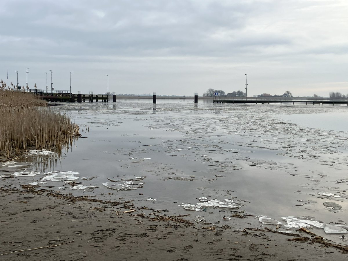 VLW_Dennis's tweet photo. Wist je dat we tijdens een periode van ijs elke dag gaan ijsschouwen om dit in kaart te brengen voor de scheepvaart en eventueel een stremming af te geven voor bijvoorbeeld pleziervaart. 

#ijsschouwen @Rijkswaterstaat https://t.co/VzM2G24B6i