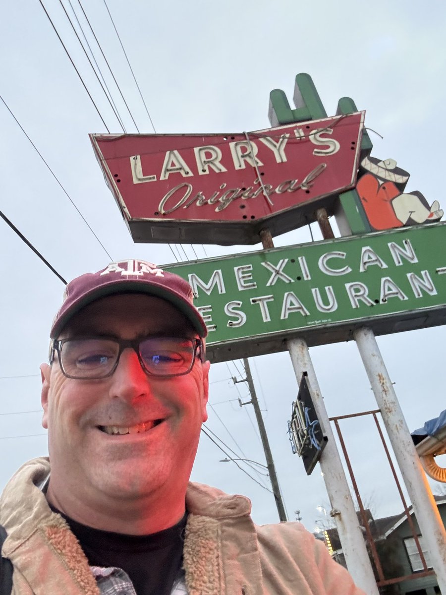 It’s 7am. Where are you starting your Friday?
chrismullenwrites.com

#friday #workday #amwriting #questionoftheday #chrismullenwrites