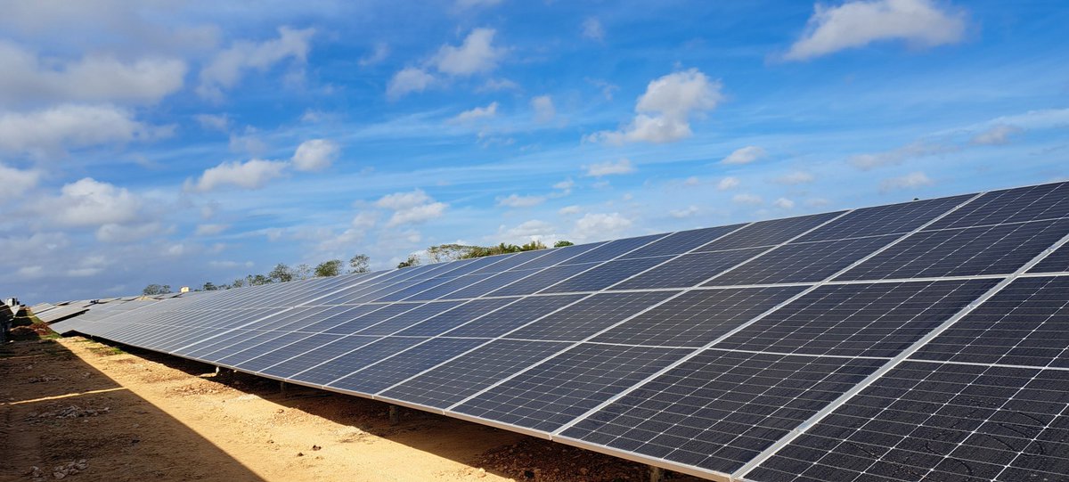 🏭 | La recuperación del sistema electroenergético nacional es prioridad del Gobierno.

Sincronizado Parque Solar Fotovoltaico de 21.8 MW, en La Habana.

El primero de los 92 del nuevo proceso inversionista.