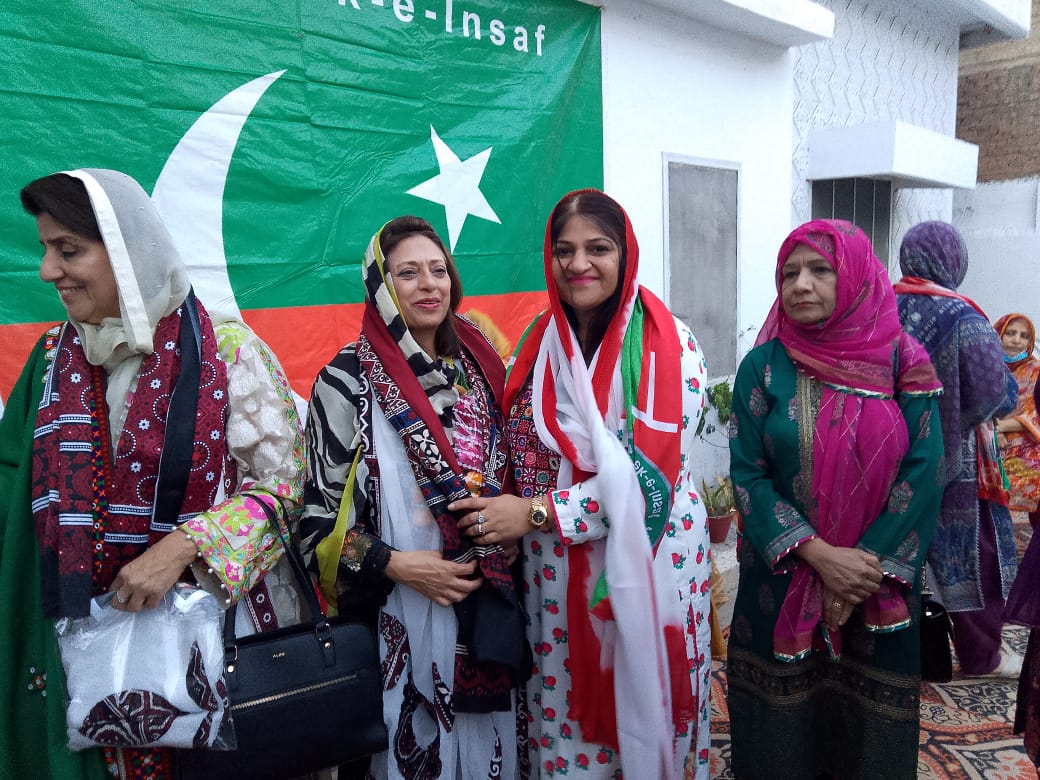Mehrupti's tweet photo. پی ٹی آئی وومن ونگ مرکزی جنرل سیکرٹری روبینہ شاہین سینئر نائب صدر صبا افضل صدر سندھ سرینہ خان جنرل سیکرٹری کنول اعجاز رندہاوا کو حیدرآباد ورکر کنونشن آنے. پر ڈویژن حیدرآباد صدر مھرالنساء بلوچ نے سندھی اجرک. کا. تحفہ پیش کیا.
@KanwalMna @Serina_Khan_PTI @PTIofficial https://t.co/JPLkbUqn3s