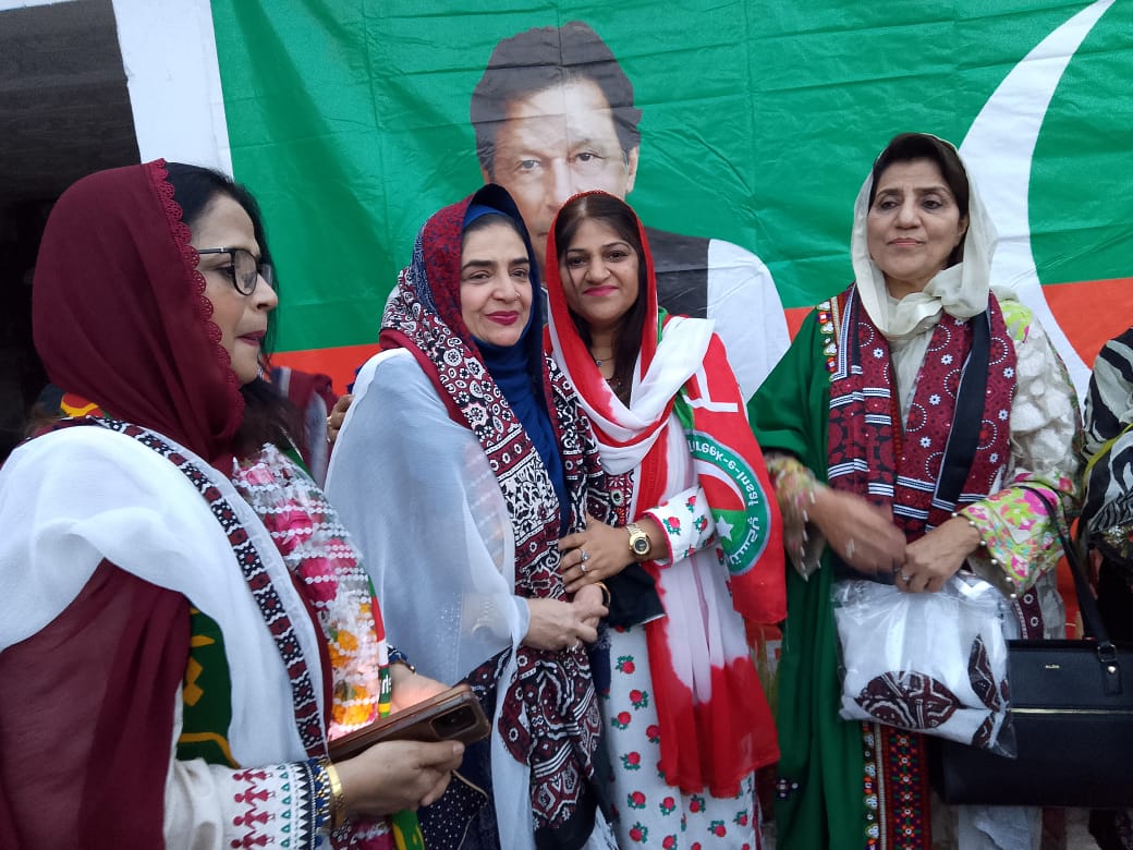 Mehrupti's tweet photo. پی ٹی آئی وومن ونگ مرکزی جنرل سیکرٹری روبینہ شاہین سینئر نائب صدر صبا افضل صدر سندھ سرینہ خان جنرل سیکرٹری کنول اعجاز رندہاوا کو حیدرآباد ورکر کنونشن آنے. پر ڈویژن حیدرآباد صدر مھرالنساء بلوچ نے سندھی اجرک. کا. تحفہ پیش کیا.
@KanwalMna @Serina_Khan_PTI @PTIofficial https://t.co/JPLkbUqn3s