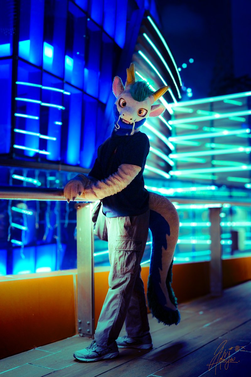 BusCaptainDrgn's tweet photo. City of contrasts~
彩色城夜~

📷: @holmjeu 
🧵: @DRAGONGO02 

#FursuitFriday #Dragonx2 https://t.co/SQiSfSRZvv