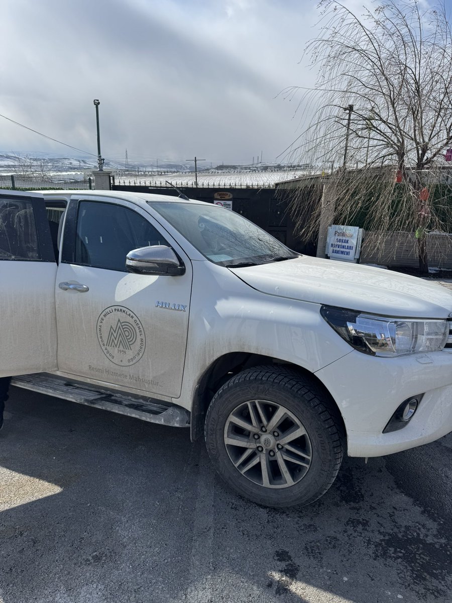 Bugün ansızın  bir denetimle karşılaştık. Tarım Orman Bakanlığı DKMP ekipleri ani bir denetim var dediler. Denetlendik. Evraklarımız,Canların yaşam alanları kulübeleri, zeminine kadar her yer ciddi bir teftişten geçti. Bugünde tertemiz geçti. Eksiğimiz yok. Sosyal medyada