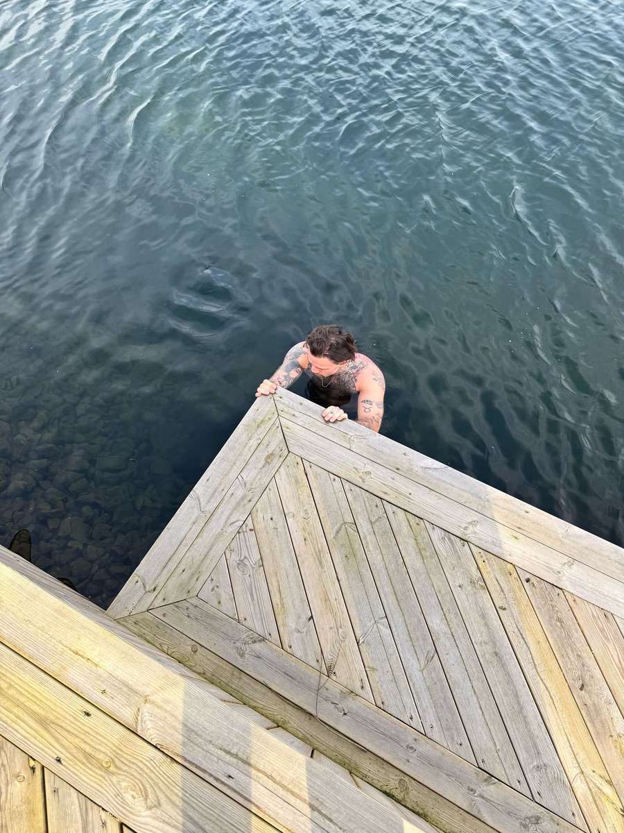 Afternoon cold water plunge. Strengthen the mind and body 📈❄️