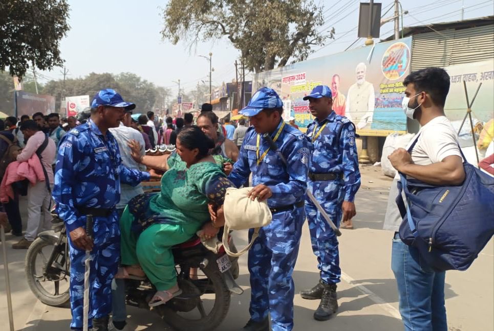 091bn's tweet photo. @91Bn #RAF #CRPFindia personnel are tirelessly working to ensure devotee safety at #Mahakumbh2025, excelling in medical emergency response and providing essential assistance. #MedicalEmergencyResponse #ServiceWithDevotion #DutyWithHonour. https://t.co/8Hitx93uvD