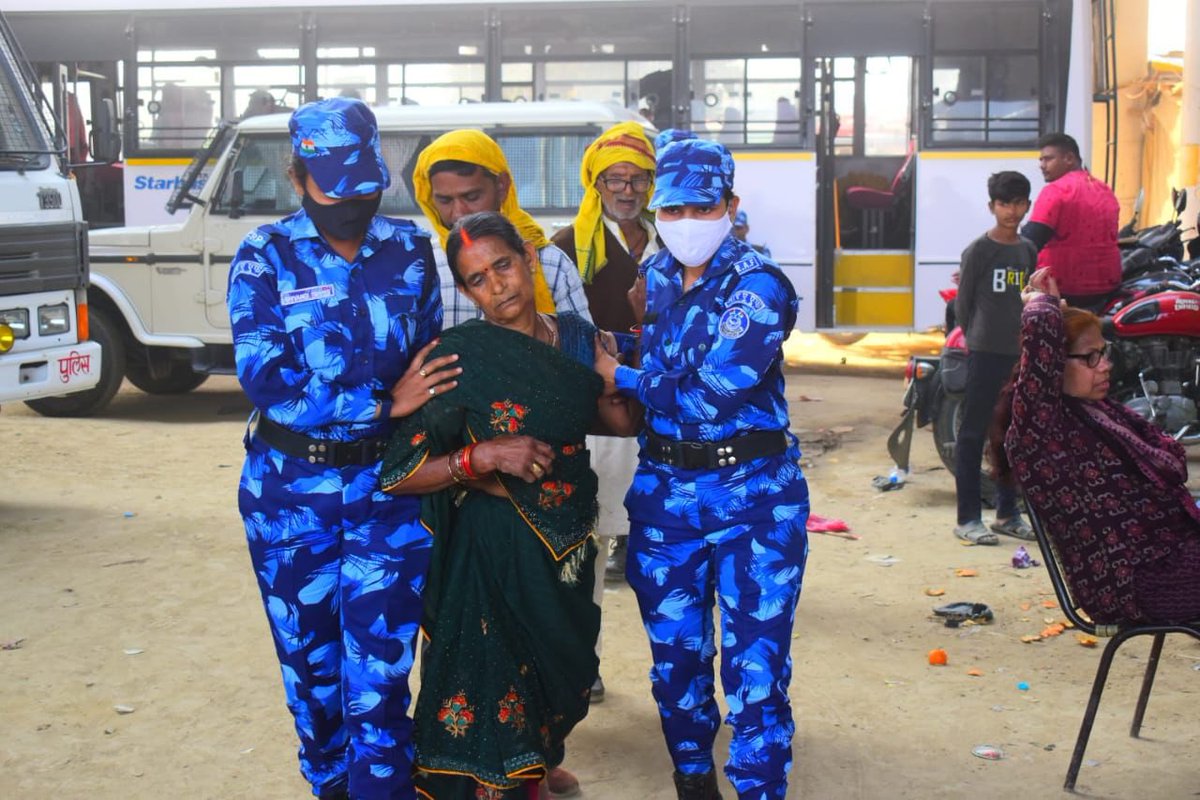 091bn's tweet photo. @91Bn #RAF #CRPFindia personnel are tirelessly working to ensure devotee safety at #Mahakumbh2025, excelling in medical emergency response and providing essential assistance. #MedicalEmergencyResponse #ServiceWithDevotion #DutyWithHonour. https://t.co/8Hitx93uvD