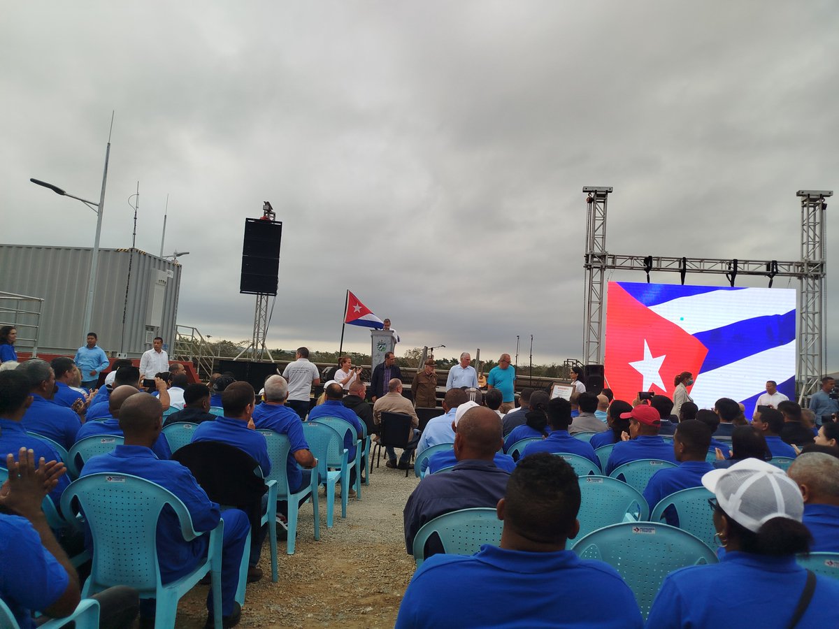 Ramses_Montes78's tweet photo. Presidente Miguel Díaz-Canel 
y Comandante de la Revolución Ramiro Valdés presidieron hoy temprano en la mañana el acto de inauguración del primer parque fotovoltaico de 21 MW. ⚡💪🌞 https://t.co/37jPaEubfK