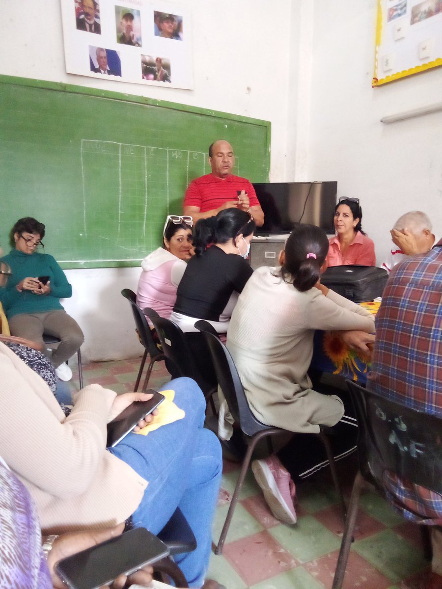 hernestoher1968's tweet photo. Como parte del trabajo con la reserva de cuadros el subdirector de la DGE #SanJuanyMartínez #PinardelRío  en su rotación  por el cargo de director puntualiza las regularidades de las visitas de AM  y se preparan para la próxima semana. https://t.co/VBTOBuOKJ4