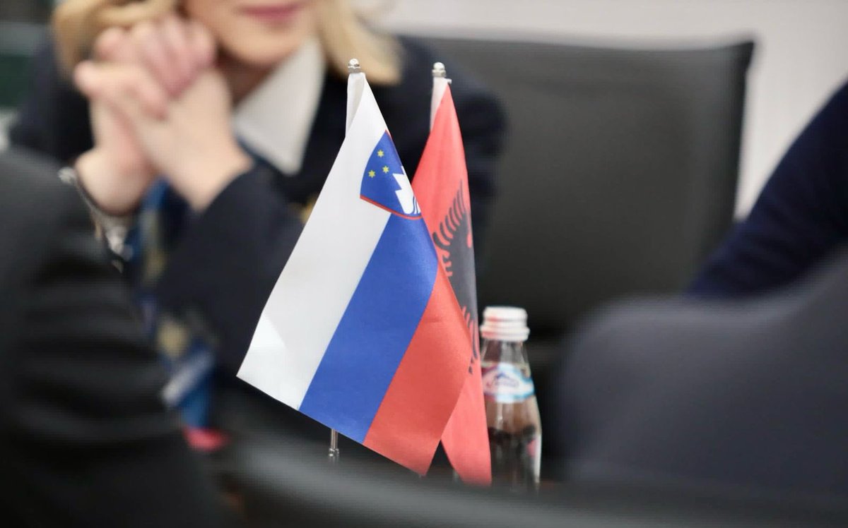 Me Zv.KM njëherësh dhe Ministrin e Punësimit të Sllovenisë z.Luka Mesec, Ambasadorin z.Jakob Štunf dhe ekipet tona, diskutuam për një Marrëveshje Dypalëshe që forcon të drejtat e punëmarrësve, sigurimet shoqërore dhe politikat e tregut të punës. 🇦🇱🤝🇸🇮