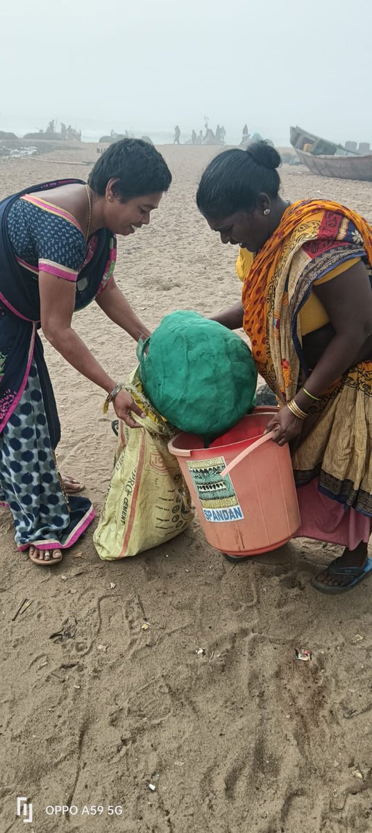 SpandanOdisha's tweet photo. We are so happy that our women group doing excellent work to keep the Beach Clean with regular cleanness drives.
#beachcleanup #oceanprotection #plasticfreeoceans #CommunityImpact #CleanUpDrive #EndOceanPlastic @HCLHarit  @puriulb @dm_puri @SaswataKumarMo1 @BarsharaniMish2 https://t.co/6W0kCWPHMp