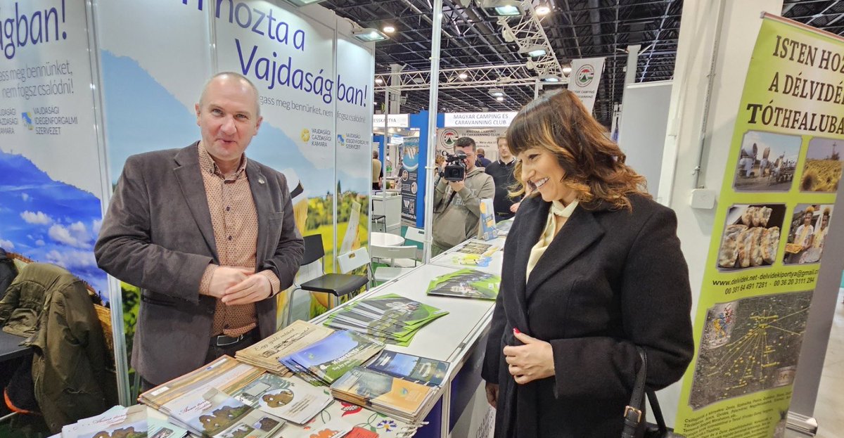 Амбасадорка <a href="/Djurovic_Aleks/">Aleksandra Djurovic</a> посетила је данас штанд Привредне коморе Војводине на 47. Међународном сајму туризма који се одржава у Будимпешти. Том приликом, председник ПКВ Владимир Гак је упознао амбасадорку са богатом туристичком понудом Војводине која се већ 10 година успешно