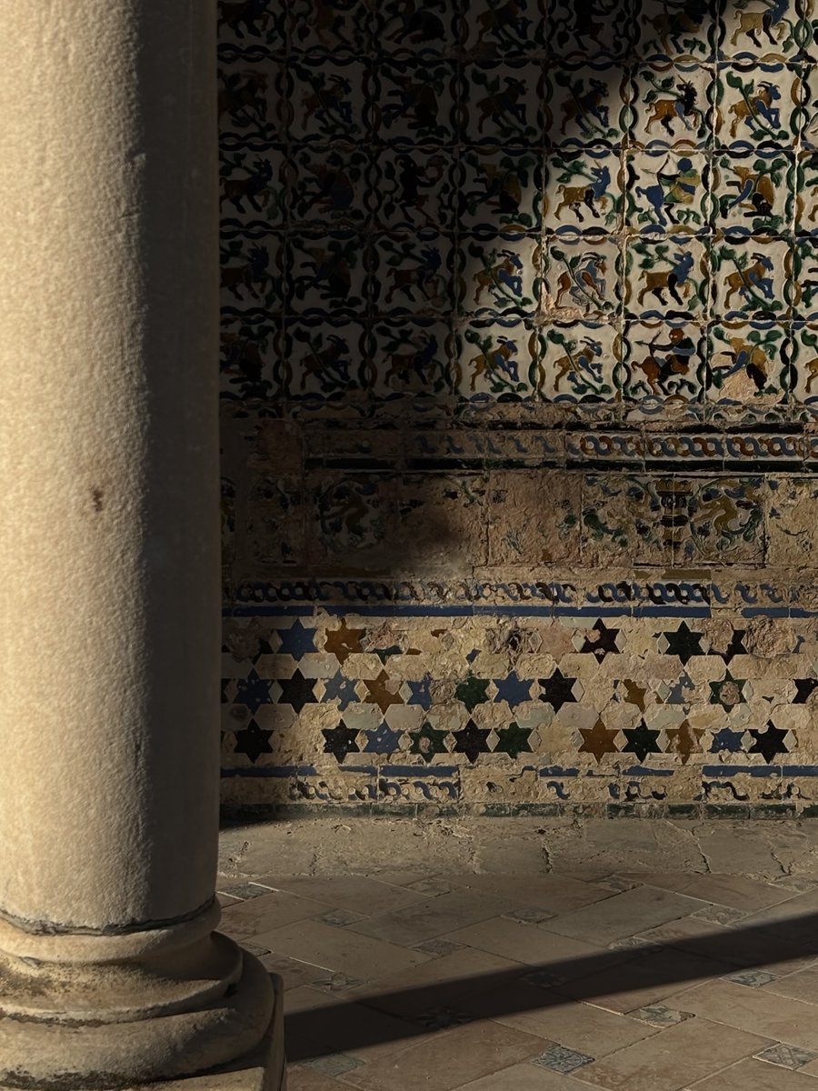 La sombra dibuja la arquitectura, los azulejos le dan el color.