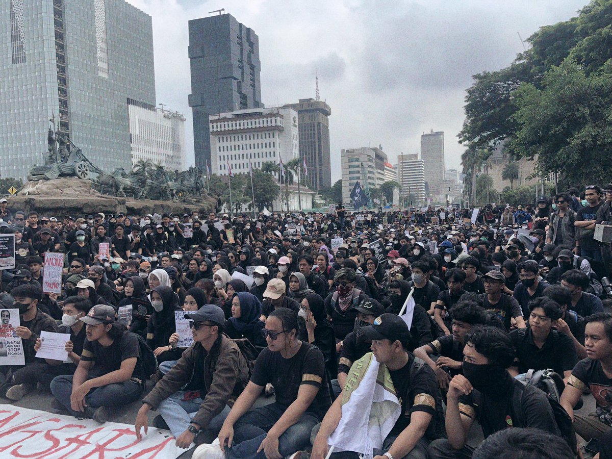 Kawan, hari ini kita berhasil kumpul bersama. Ada yang dari Depok, anak SCBD, anak farmasi, kedokteran, freelance, mahasiswa, banyak profesi yg sepertinya jarang kita temui dalam aksi biasa

Rawat terus perlawanan ini, kita baru saja mulai menanam bibit keberanian

#TerusLawan