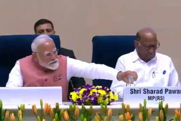 NewsCapitalGJ's tweet photo. VIDEO: ‘ખુરશી પકડી અને ગ્લાસ પાણીથી ભર્યો’, PM મોદીએ આ રીતે કર્યું શરદ પવારનું સ્વાગત

વધુ માહિતી માટે વાંચો ⬇:
https://t.co/0xXZeEyzes

#PMModi #SharadPawar #PoliticalWelcome #ModiPawarMeeting #WelcomeGesture #IndianPolitics #PMModiWelcome https://t.co/FYTa4b10tV