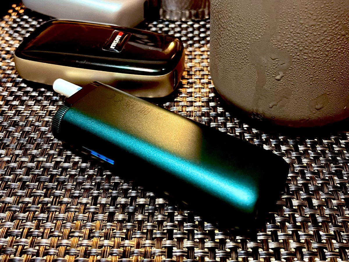 shinzenOKADA's tweet image. 買ってしまった。
初glo。
#glohyper 
#glo

番組の現場でも、これがジワリとシェア拡大中。
しかし、ブラックではなく、
コダワリのカラーを手に入れた。
そして、本体がプルームxより熱くなる。冬場は、これはありがたい。