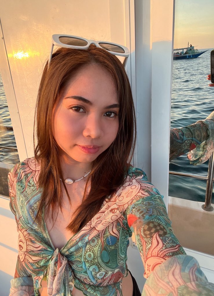 svtxtwx's tweet image. “thank god you’re not a photocard” selfies