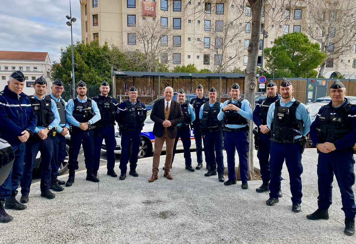Déclinaison ce jour à Marseille, Gare Saint-Charles, de la Politique de sécurité du quotidien voulue par le ministre
Le continuum de sécurité assuré grâce aux forces de l’ordre, présentes Square Narvick : Police et gendarmerie nationales, Douanes, Armées et police municipale
