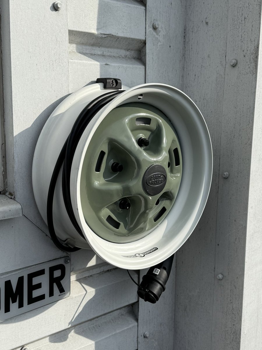 Classic Land Rover wheel charger install finished for <a href="/LUDENClassics/">LUDEN Automotive</a> / <a href="/DG_Assist/">D&G Assist</a> !