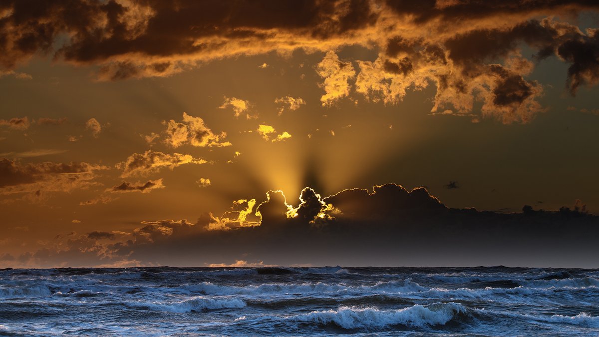 UnityLine's tweet image. 🌅 Wpływamy w weekend! Taki zachód słońca zapowiada niezapomniany rejs. 💙 Gotowi na przygodę z Unity Line? 
🌊 Sailing into the weekend! This sunset promises an unforgettable journey. 💙 Ready for an adventure with Unity Line?
#WeekendVibes #SunsetSailing #UnityLine #Friday