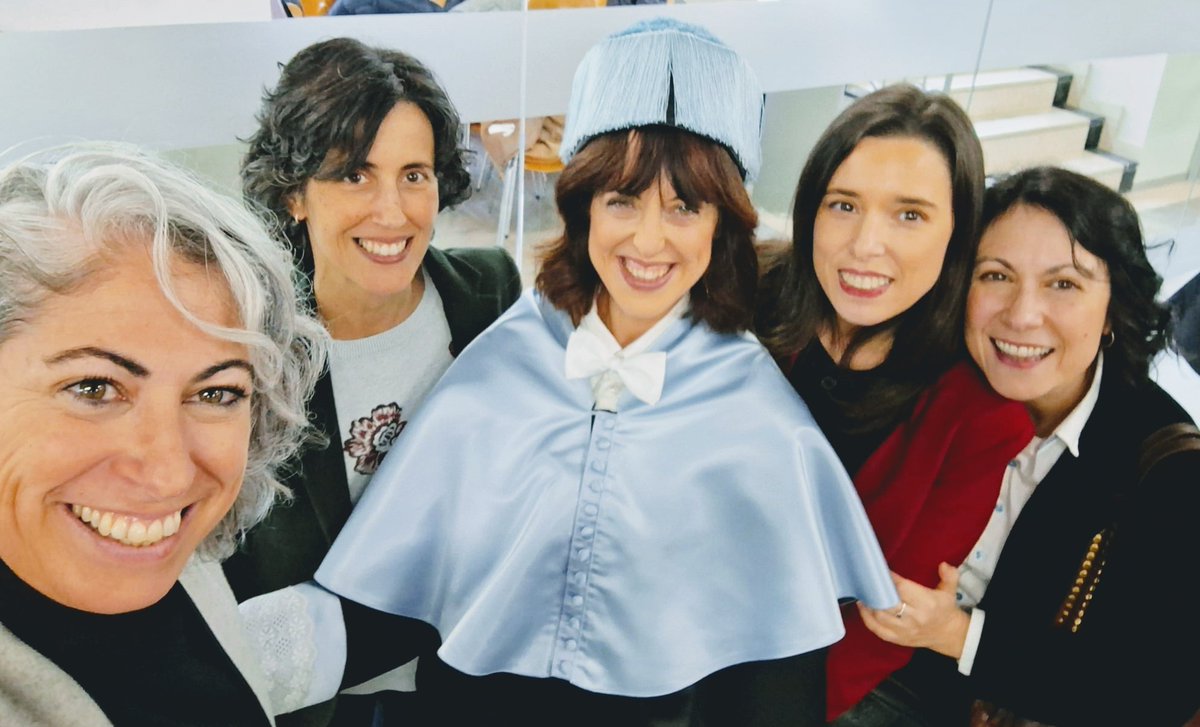 Aquí con risas de felicidad en <a href="/uned_filologia/">UNED_Filología</a> en la investidura como Doctora Honoris Causa de nuestra ya compañera de la <a href="/UNED/">UNED</a> la escritora y filóloga Irene Vallejo. Emoción total. 💜

📸
<a href="/cris_aranda_/">Cristina Aranda</a> 
<a href="/emartinmonje/">emartinmonje</a>
<a href="/irenevalmore/">Irene Vallejo</a>
Iria da Cunha (<a href="/sistema_arText/">arText 💻✍️| Sistema de ayuda a la redacción</a>)
<a href="/mbermbau/">Montse Bermúdez</a>