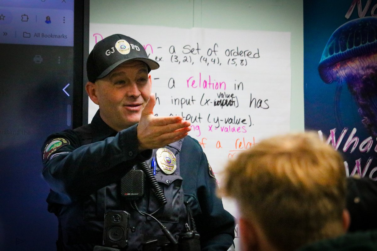 GrandJunctionPD's tweet image. #GJPD Motor Technician Bavor spoke to kids at Independence Academy as they begin their unit on Newton's laws of motion. Officer Bavor connected these ideas to real-world applications, explaining how they play a role in car crashes and investigations. #servingGJ #scienceisfun
