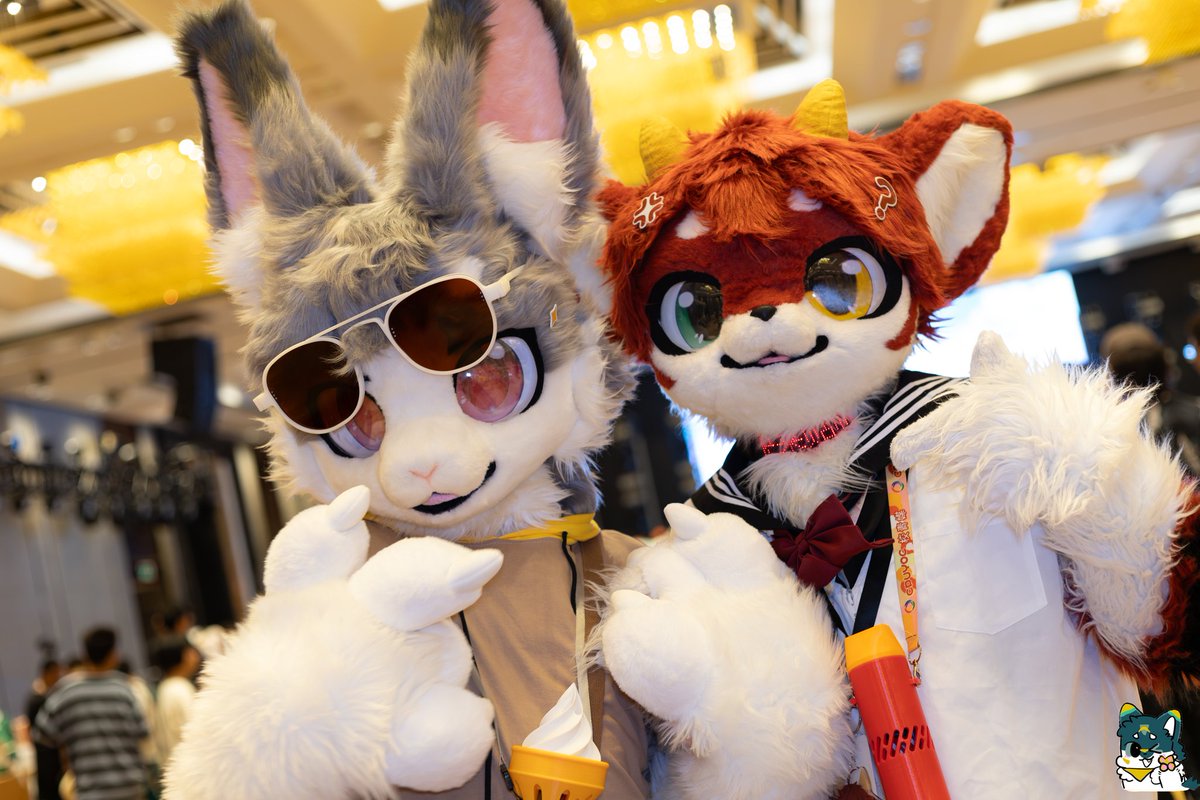 等等，眼镜还没戴好！
#FursuitFriday