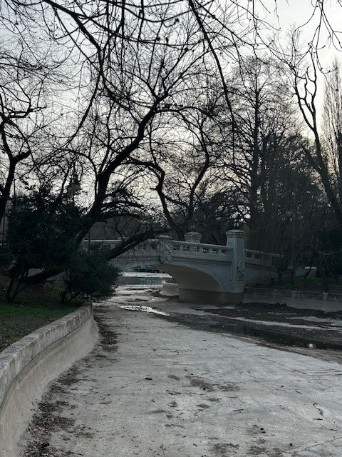 It's Friday, time for the weekly #BridgeQuiz and we have a difficult one this week, part of our #LibraryOnTour series. Where have we been? Who will be first to identify this bridge?