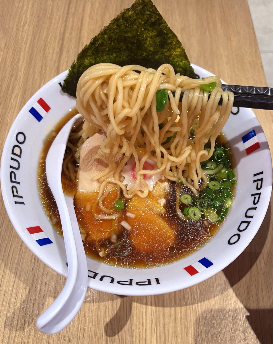 Tori Shoyu 🇨🇵🍜

On a comme une envie de bouillon de poulet aux zestes de Yuzu 🤤

Ce ramen saura séduire vos papilles autant que remplir vos estomacs 😁

#ippudoparis #oeufmollet #torishoyu #bouillon #nouilles #naruto #tamago #ramen #yuzu #ramenlovers